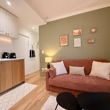 Eiffel Tower View Cozy, Quiet & Easy Access To Paris Apartment Issy-les-Moulineaux