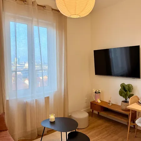 Lägenhet Eiffel Tower View Cozy, Quiet & Easy Access To Paris *