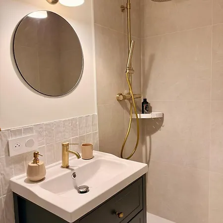 Apartment Eiffel Tower View Cozy, Quiet & Easy Access To Paris Issy-les-Moulineaux