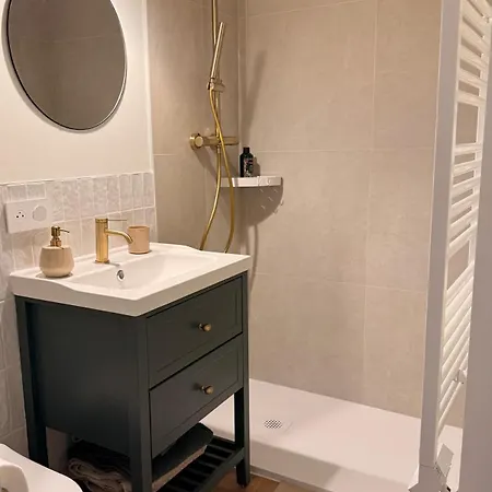 Eiffel Tower View Cozy, Quiet & Easy Access To Paris Apartment Issy-les-Moulineaux